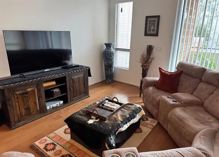Apartament Step Out To Historic Old Town 2 King/2bath W/pool