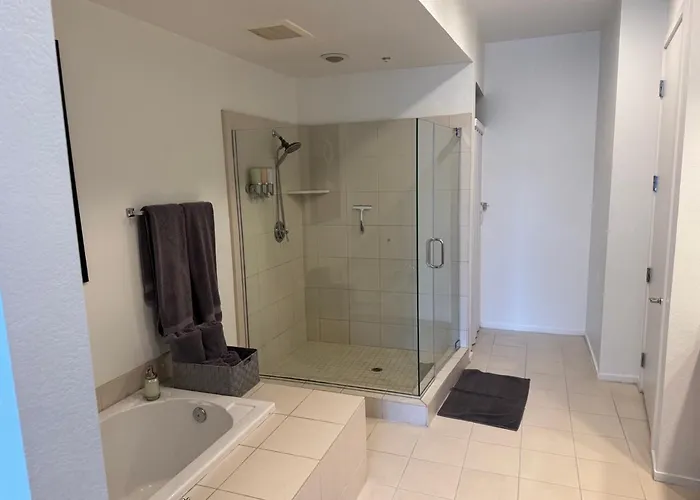 Step Out To Historic Old Town 2 King/2bath W/pool *